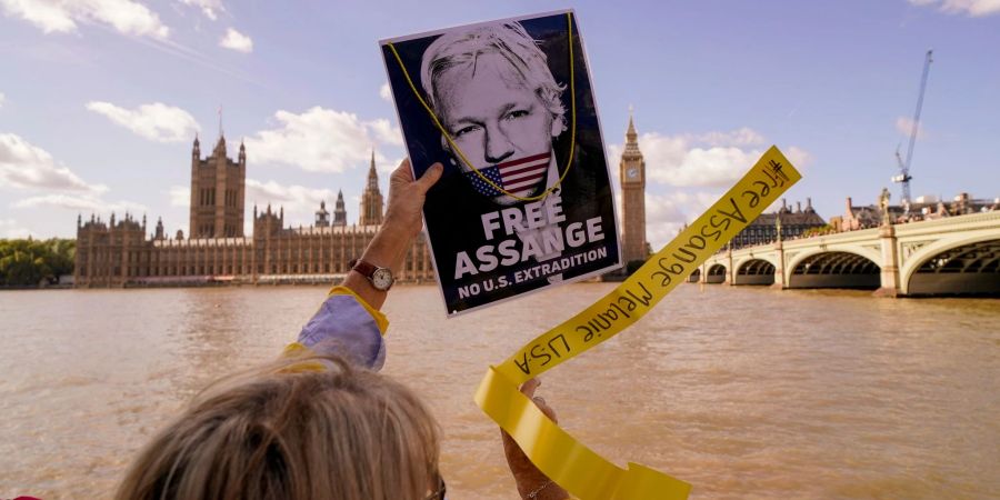 Tausende Demonstranten haben am Wochenende in London die Freilassung von WikiLeaks-Gründer Julian Assange gefordert.