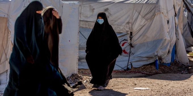 Frauen gehen durch das Gefangenenlager Roj im Nordosten Syriens. Frauen gehen durch das Gefangenenlager Roj im Nordosten Syriens.