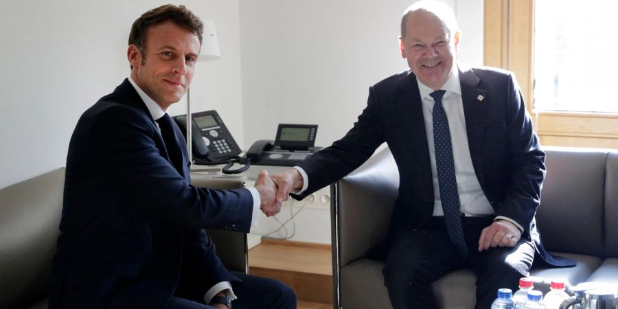 Frankreichs Präsident Emmanuel Macron und Bundeskanzler Olaf Scholz (SPD) beim bilateralen Treffen im Rahmen des EU-Gipfels.