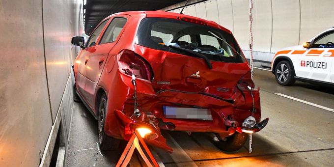 Emmetten NW A2: Auffahrkollision im Seelisbergtunnel fordert eine leicht verletzte Person und sorgt für langen Stau Emmetten NW A2: Auffahrkollision im Seelisbergtunnel