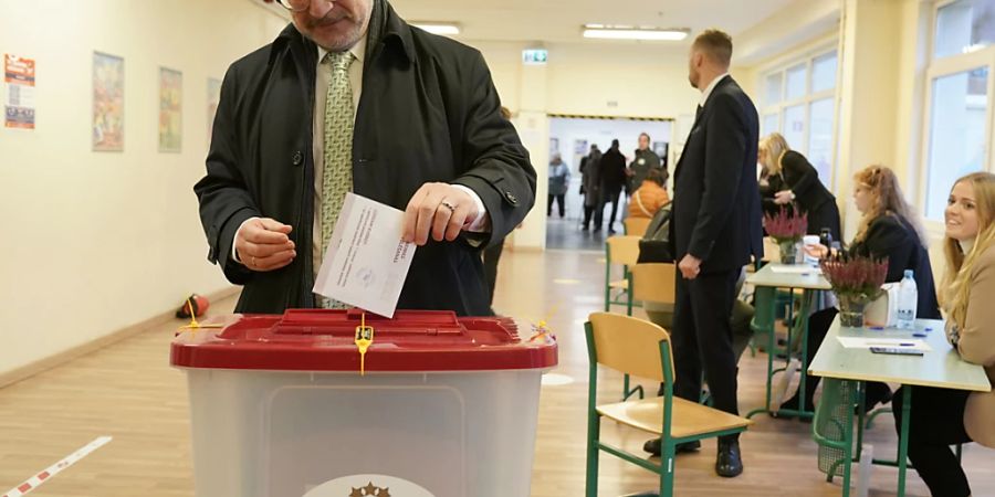 Der lettische Präsident Egils Levits gibt seine Stimme in einem Wahllokal ab während der Parlamentswahlen in Riga. Foto: Roman Koksarov/AP/dpa