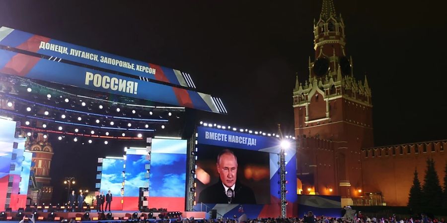 Kremlchef Wladimir Putin spricht bei den Feierlichkeiten zur Annexion der ukrainischen Regionen auf dem Roten Platz in Moskau. Foto: Sergei Karpukhin/Pool Sputnik Kremlin/AP/dpa