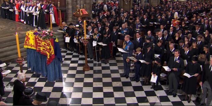 Prinz George und Schwesterchen Charlotte in der ersten Reihe der Queen-Beerdigung. Prinz George Charlotte