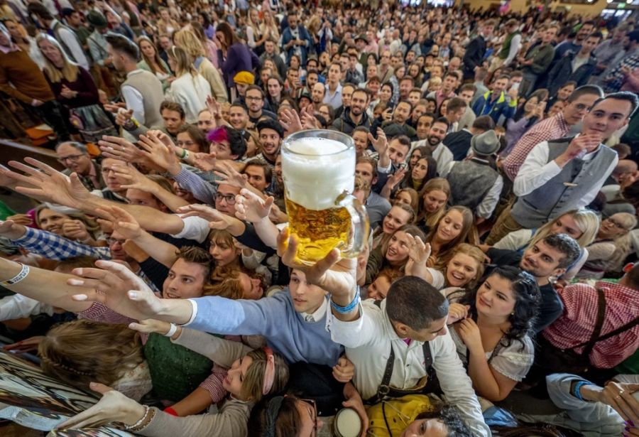 Was trinkt man am Oktoberfest? Bier natürlich!