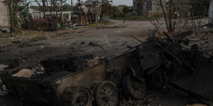 Ein zerstörtes Militärfahrzeug in der Region Cherson. Foto: Leo Correa/AP/dpa ukraine krieg