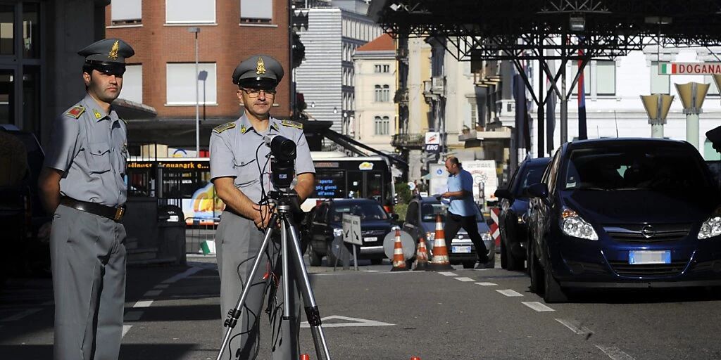 WIE GEHT DAS DENN 120 000 EURO IM M LL ITALIENER WIRFT KOFFER visual data 6