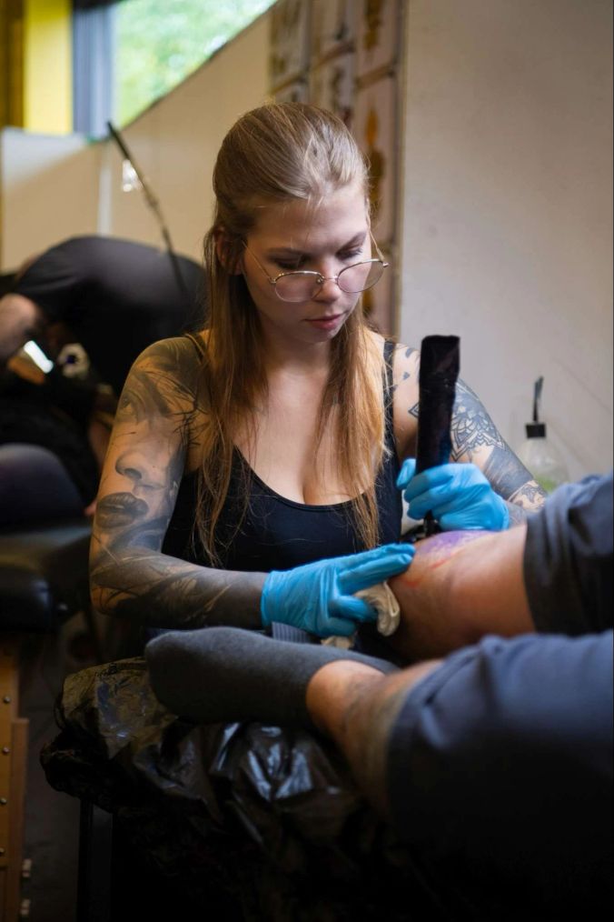 Tatjana Noir wohnt und arbeitet abwechselnd in Hamburg und St. Gallen.