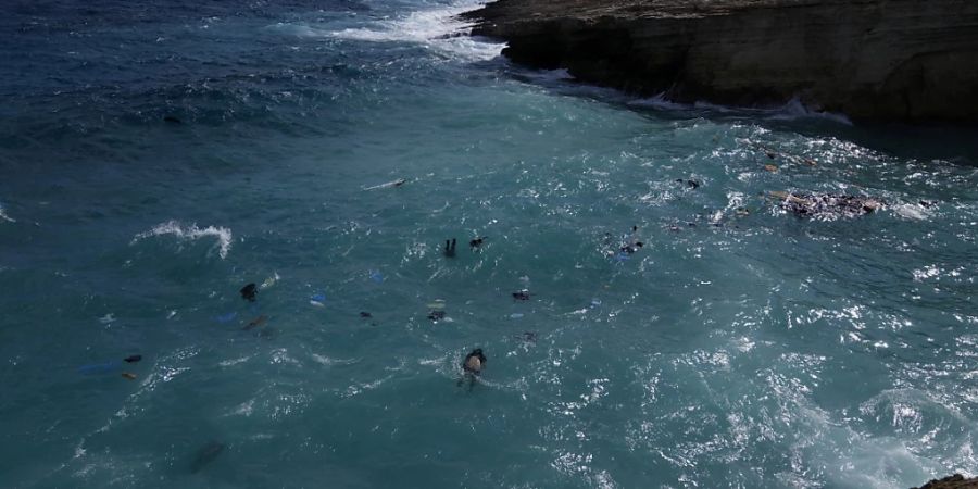 Nach dem Untergang zweier Flüchtlingsboote in griechischen Gewässern hat sich die Zahl der Todesopfer auf 29 erhöht. Sechs Leichen seien in der Nähe der Insel Kythira vor der Südküste der Halbinsel Peloponnes geborgen worden. Das Bild entstand am Donnerstag. (Archivbild)