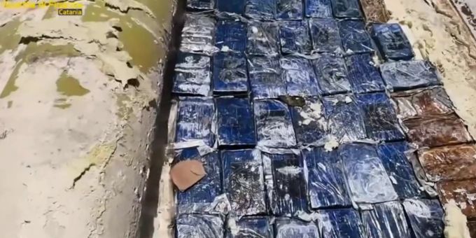 Die Guardia die Finanza hat 110 Kilogramm in Containern sichergestellt. Catania Kokain Fund