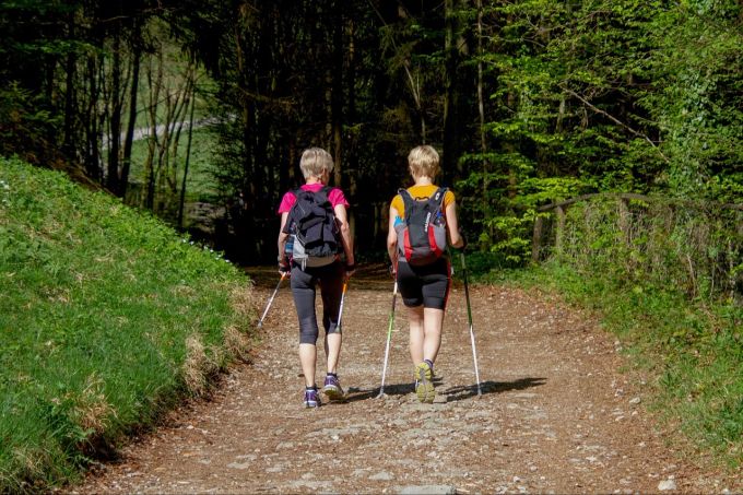 Unsportliche Menschen sollten das Training langsam angehen. Es ist aber in jedem Alter geeignet. Nordic Walking