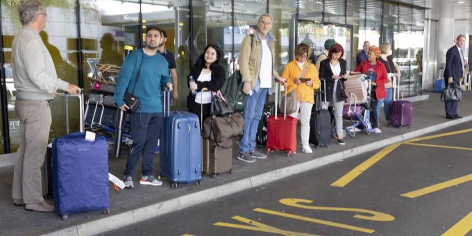 Die Taxifahrer haben am Montag, 17.10.2022 am Flughafen Genf demonstriert. uber