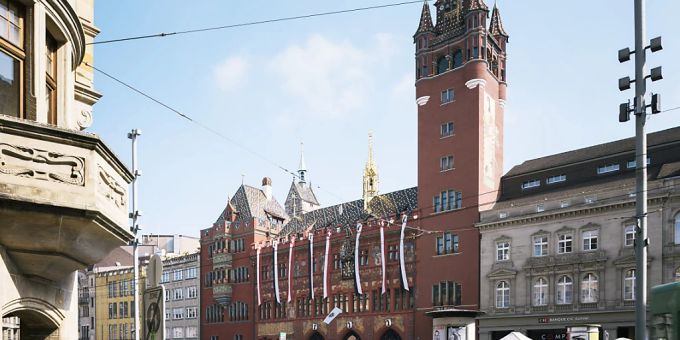 Am 8. Mai wurde der Basler Marktplatz Tatort eines brutalen Überfalls auf Festbesucherinnen und -besucher. basler marktplatz