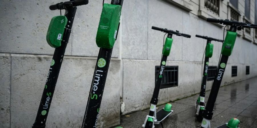 E-Scooter auf Gehweg