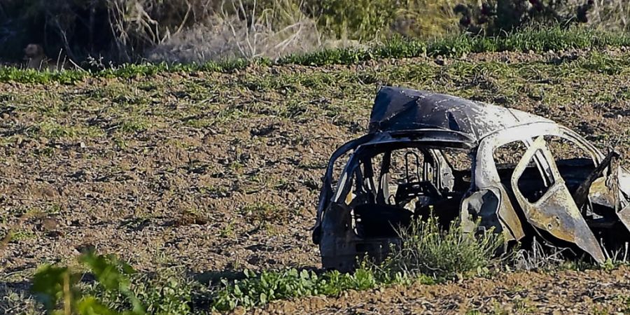 ARCHIV - Das Wrack des Autos der Investigativ-Journalistin Daphne Caruana Galizia liegt neben einer Strasse. Foto: Rene Rossignaud/AP/dpa