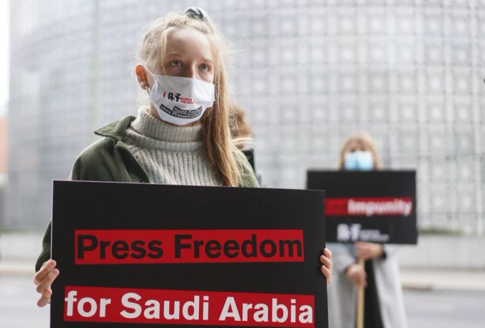 Aktivisten von «Reporter ohne Grenzen» stehen bei einer Mahnwache vor der Botschaft von Saudi-Arabien, um zum zweiten Jahrestag an den Mord am saudischen Exil-Journalisten Jamal Khashoggi zu erinnern und für Pressefreiheit zu demonstrieren. (Archivbild) Saudi-Arabien Jamal Khashoggi