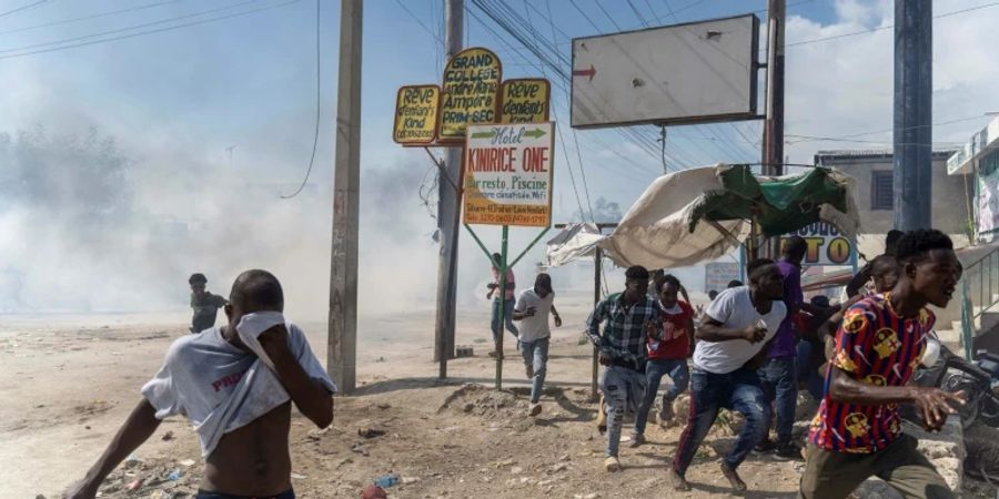 Demonstranten flüchten vor Trängengas der Polizei in Port-au-Prince am 17. Oktober