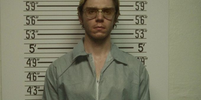 Evan Peters als Jeffrey Dahmer. Evan Peters als Jeffrey Dahmer.