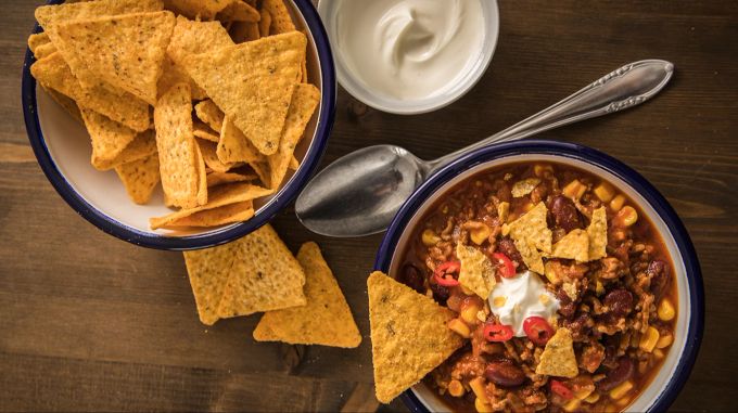 Zur Chili con Carne sollte man auch immer etwas Schmand oder Sour Creme servieren. Damit lässt sich die Schärfe neutralisieren. Chili con Carne Sour Cream Nachos Teller Gericht