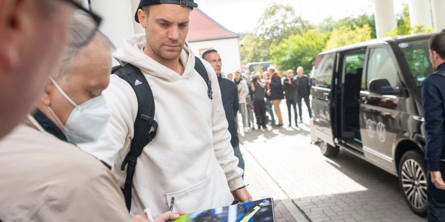 Nationaltorhüter Manuel Neuer kommt dem Autogrammwunsch eines Fans nach.