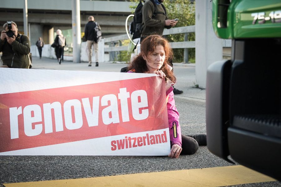 Die Klimawissenschaftlerin Julia Steinberger blockiert mit Renovate Switzerland eine Strasse in Bern.