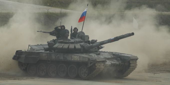 Russische Soldaten auf einem Kampfpanzer des Typs T-72 B3 während einer Militärübung. Laut Cassis bevorzugt die Schweiz in militärischer Hinsicht keine der Kriegsparteien. (Symbolbild) ukraine-krieg russland soldaten
