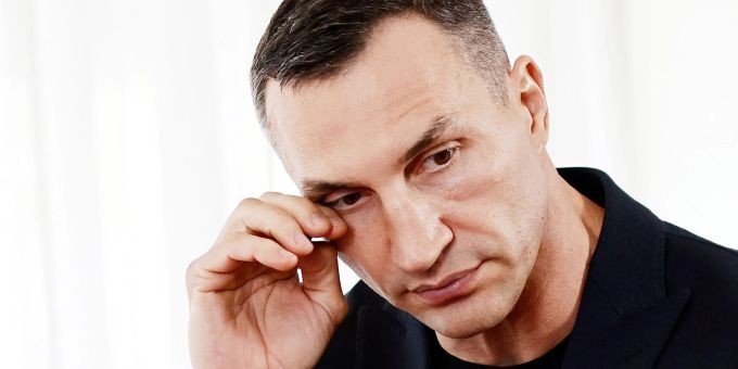 Wladimir Klitschko vor Beginn eines Interviews im Hotel Waldorf-Astoria. Wladimir Klitschko vor Beginn eines Interviews im Hotel Waldorf-Astoria.