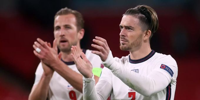 Jack Grealish (r) und Harry Kane freuen sich über einen weiteren Sieg. (Archivbild) Jack Grealish Harry Kane