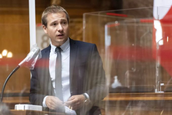 Philippe Nantermod (FDP/VS) stellt im Nationalratssaal eine Frage, September 2020. Philippe Nantermod FDP Nationalrat