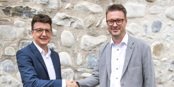 Willi Lüchinger, CEO Forster Profilsysteme AG (links), mit Stadtpräsident Roger Martin beim Grundbuchamtstermin. Romanshorn