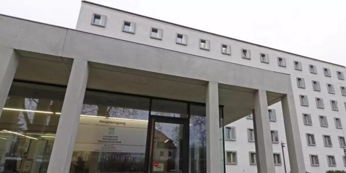 Am Landgericht in Traunstein findet der Prozess um Vergewaltigungen auf einer Schultoilette statt. Foto: Uwe Lein/dpa Am Landgericht in Traunstein findet der Prozess um Vergewaltigungen auf einer Schultoilette statt. Foto: Uwe Lein/dpa