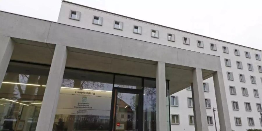 Am Landgericht in Traunstein findet der Prozess um Vergewaltigungen auf einer Schultoilette statt. Foto: Uwe Lein/dpa