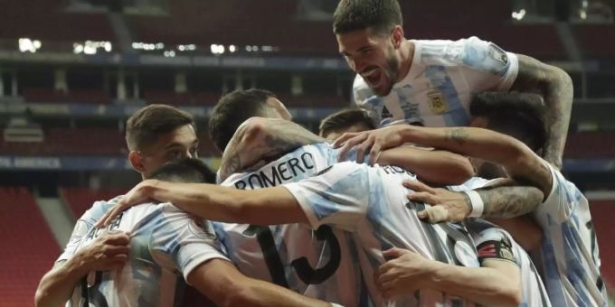 Spieler von Argentinien feiern den Führungstreffer ihrer Mannschaft gegen Uruguay. Foto: Eraldo Peres/AP/dpa Spieler von Argentinien feiern den Führungstreffer ihrer Mannschaft gegen Uruguay. Foto: Eraldo Peres/AP/dpa