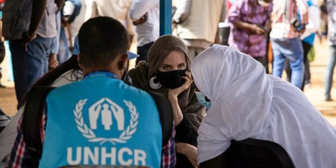 Angelina Jolie spricht mit Flüchtlingen. angelina jolie
