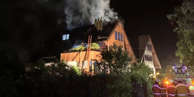 Brand eines Hauses in Wädenswil nach einem Blitzeinschlag. blitze