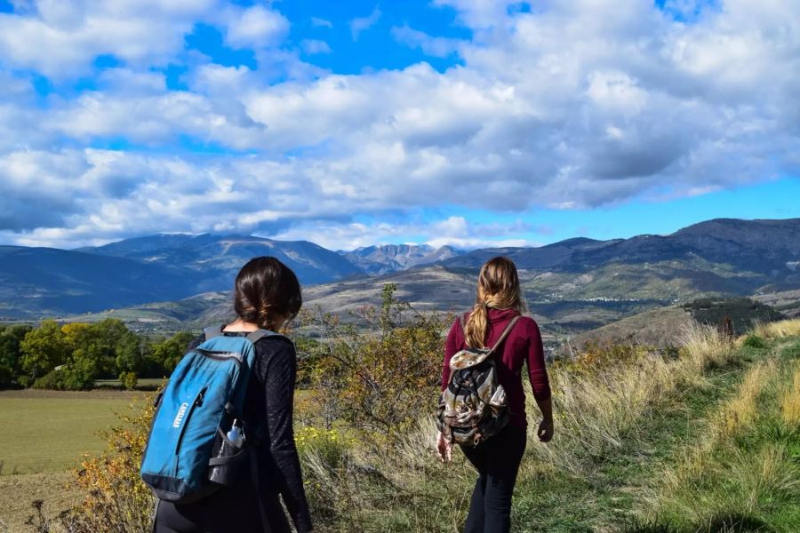 zwei Frauen wandern