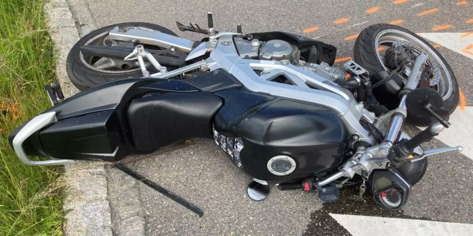Beim Unfall wurde der Motorradfahrer verletzt. Unfall