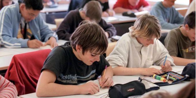 Schüler arbeiten in ihren Heften. Schüler arbeiten in ihren Heften.