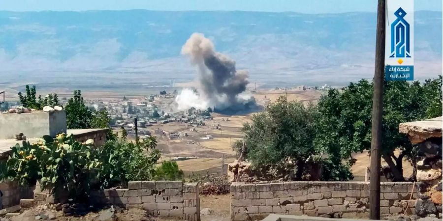 Rauch steigt aus einem Gebäude in Idlib (SYR), das von Flugzeugen aus der Luft angegriffen wurde.