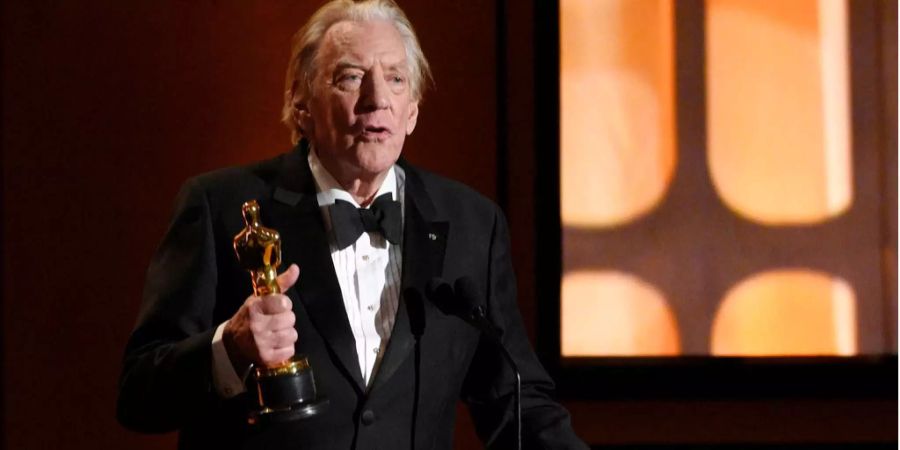 Der kanadische Schauspieler Donald Sutherland hält nach Erhalt seines Ehren-Oscars seine Dankesrede bei den Oscars 2017 in Los Angeles.