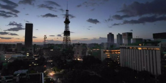 Das am frühen Morgen aufgenommene Foto zeigt den Fernsehturm und andere Gebäude in Sapporo auf der japanischen Insel Hokkaido während eines Stromausfalls. Das am frühen Morgen aufgenommene Foto zeigt den Fernsehturm und andere Gebäude in Sapporo auf der japanischen Insel Hokkaido während eines Stromausfalls.