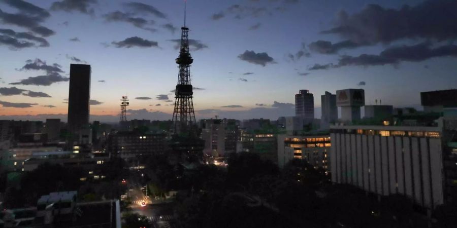 Das am frühen Morgen aufgenommene Foto zeigt den Fernsehturm und andere Gebäude in Sapporo auf der japanischen Insel Hokkaido während eines Stromausfalls.