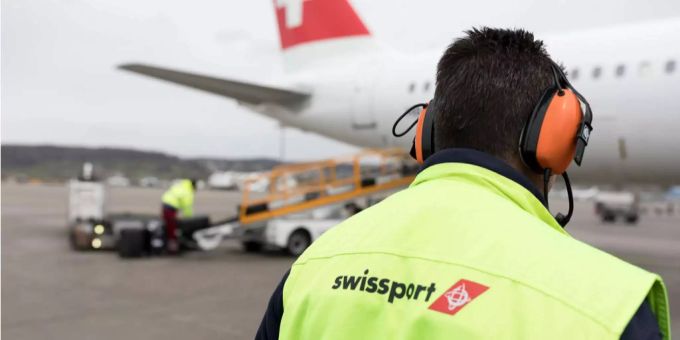 Wegen Fluglärm: Mitarbeiter des Flughafens Zürich tragen Ohrenschützer. Wegen Fluglärm: Mitarbeiter des Flughafens Zürich tragen Ohrenschützer.