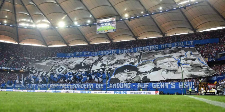 Hamburgs Fans halten Transparente mit der Aufschrift: «Dies ist die Geschichte eines Vereins, der fällt... aber wichtig ist nicht der Fall, sondern die Landung – auf gehts HSV!»