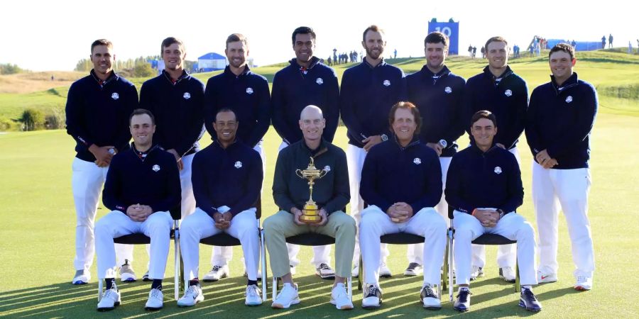 Dieses Gruppenbild vom Team USA zeigt: (hinten, l-r) Brooks Koepka, Bryson Dechambeau, Webb Simpson, Tony Finau, Dustin Johnson, Bubba Watson, Jordan Spieth und Patrick Reed. (vorne, l-r) Justin Thomas, Tiger Woods, Jim Furyk, Phil Mickelson und Rickie Fowler in Saint-Quentin-en-Yvelines bei Paris.