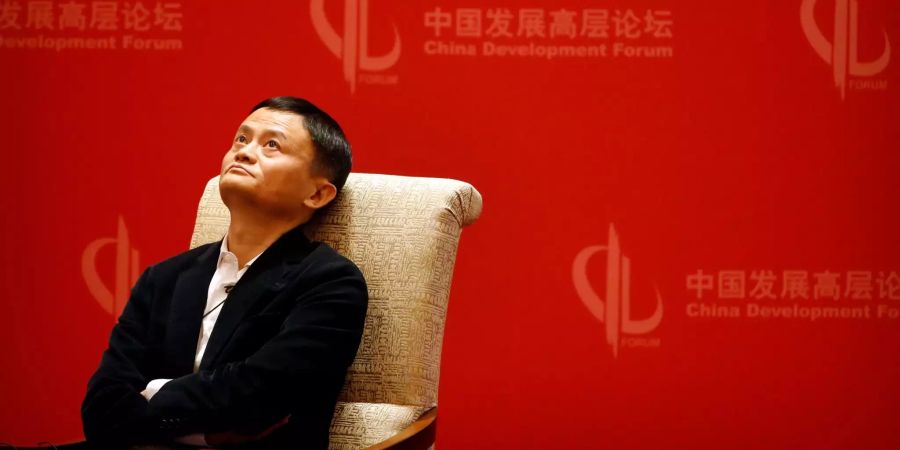 Alibaba-Chef Jack Ma sitzt auf einem Stuhl und schaut nach oben.