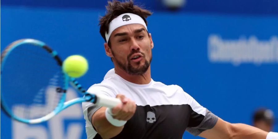 Fabio Fognini schlägt eine Vorhand.