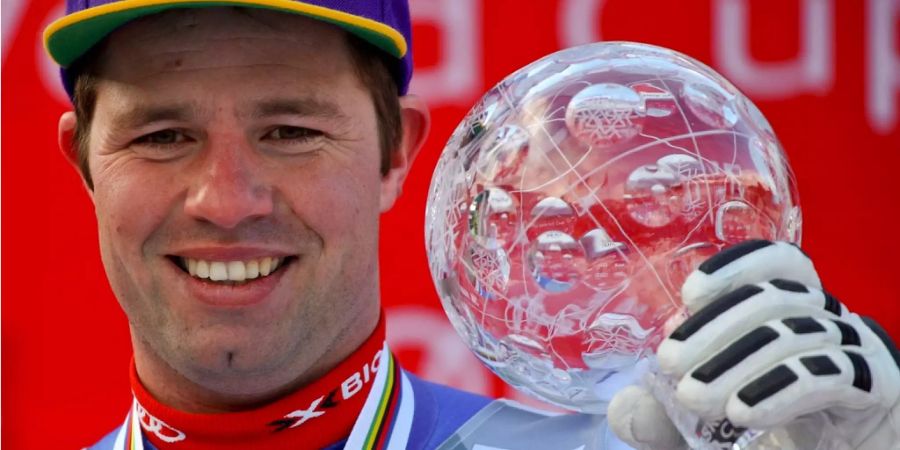 Beat Feuz am World Cup in Are, Schweden, mit der Kristallkugel.