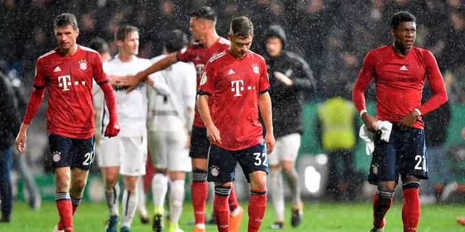 Die Bayern München gewinnen gegen den SV Rödinghausen mit 2:1. Die niedergeschlagenen Gesichter zeigen: Trotz Sieg ist man alles andere als zufrieden. Die Bayern München gewinnen gegen den SV Rödinghausen mit 2:1. Die niedergeschlagenen Gesichter zeigen: Trotz Sieg ist man alles andere als zufrieden.