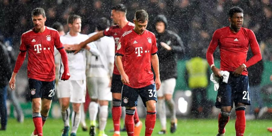 Die Bayern München gewinnen gegen den SV Rödinghausen mit 2:1. Die niedergeschlagenen Gesichter zeigen: Trotz Sieg ist man alles andere als zufrieden.