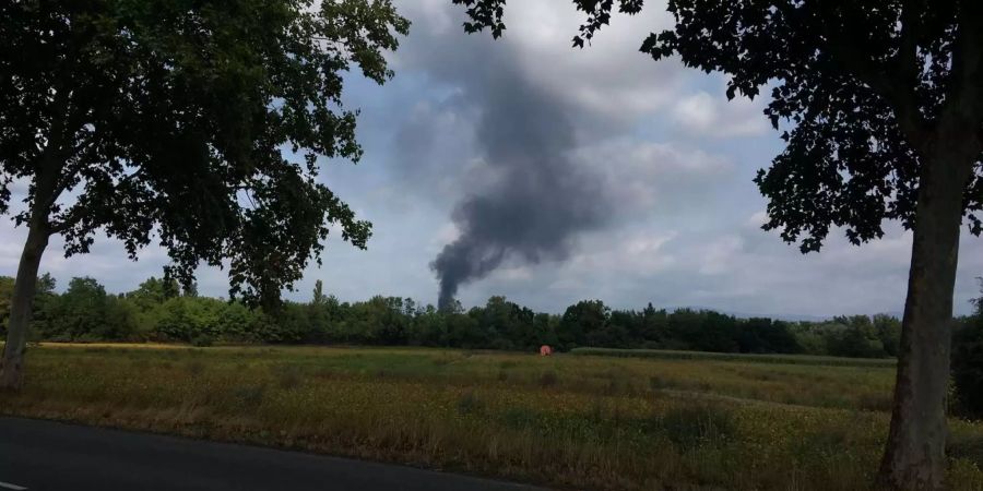 Laut deutscher Polizei brennt eine Abfall-Lagerhalle.